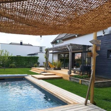 Voile d'ombrage en coco au bord d'une piscine pour coin déco