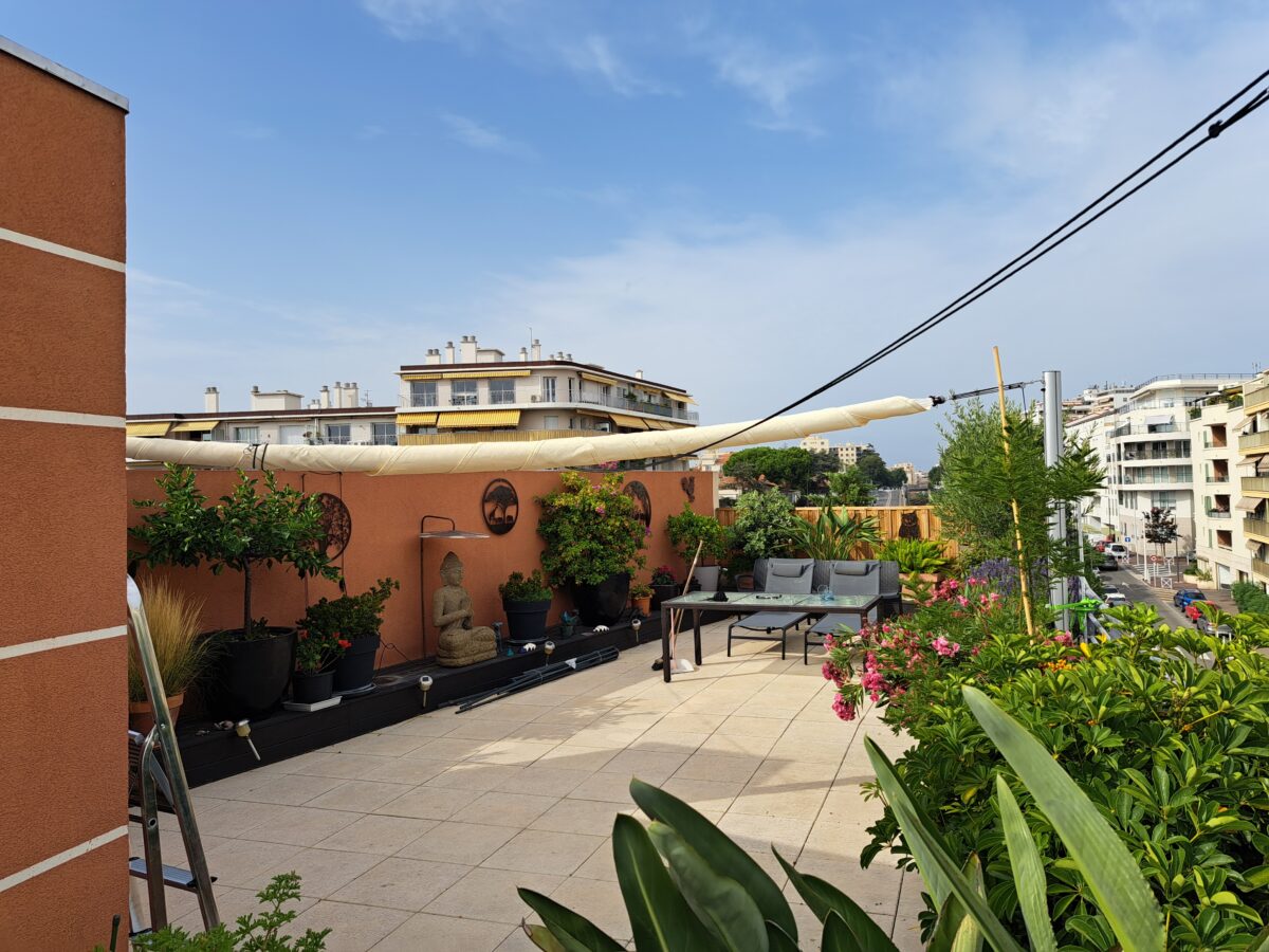 Une voile solaire deco terrasse enroulée sur un roof top