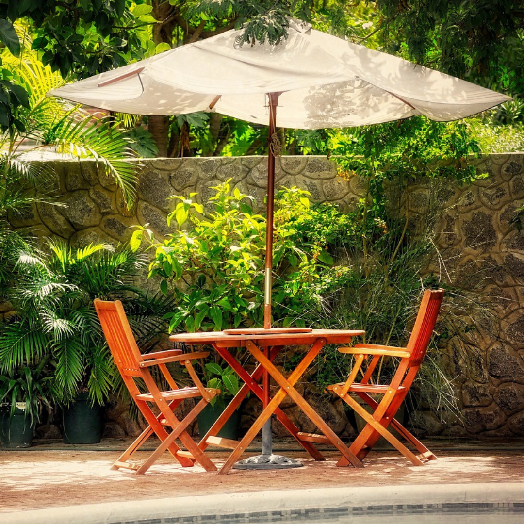 Un parasol de couleur crème pour une terrasse