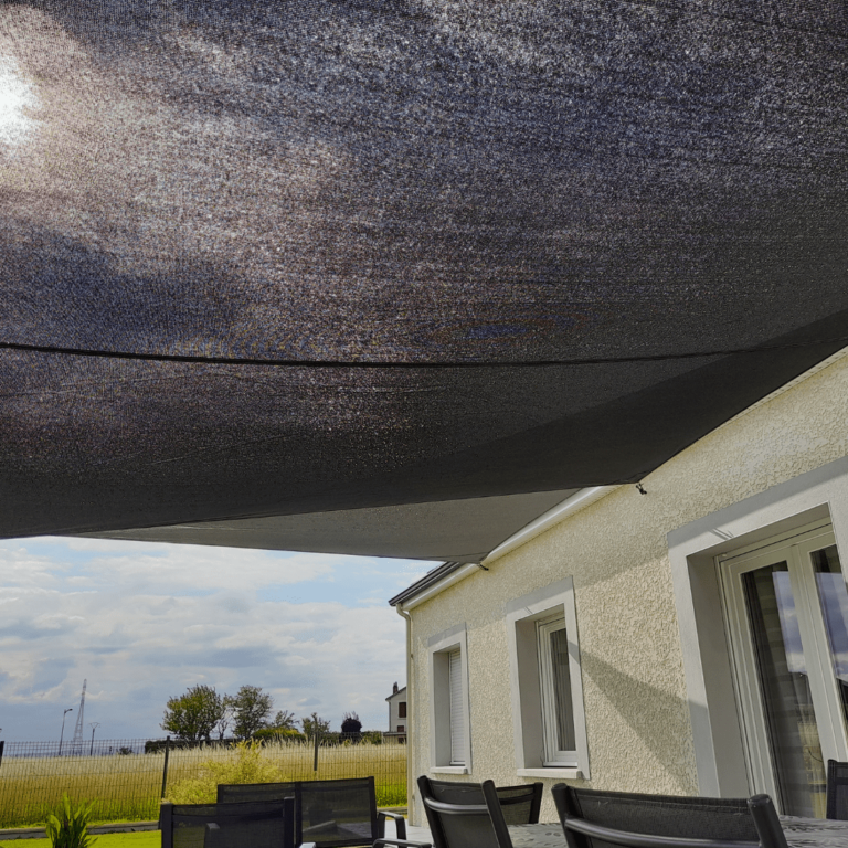 Voile d'ombrage micro perforée noire pour protection solaire terrasse