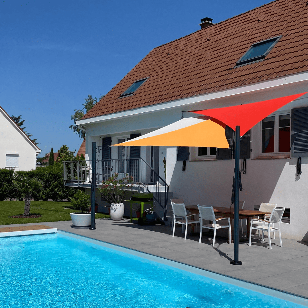 Voiles ombrage imperméables colorées au bord d’une piscine