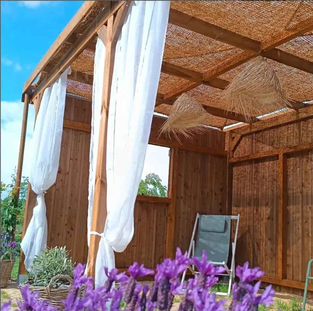 Voile d'ombrage naturelle en fibre de coco utilisée comme une toile pour pergola