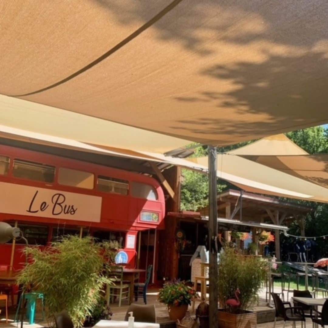 Voile d’ombrage micro perforées pour un restaurant au bord de l’eau