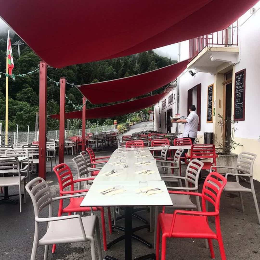 Toile ombrage impermeable rouge pour une terrasse de restaurant