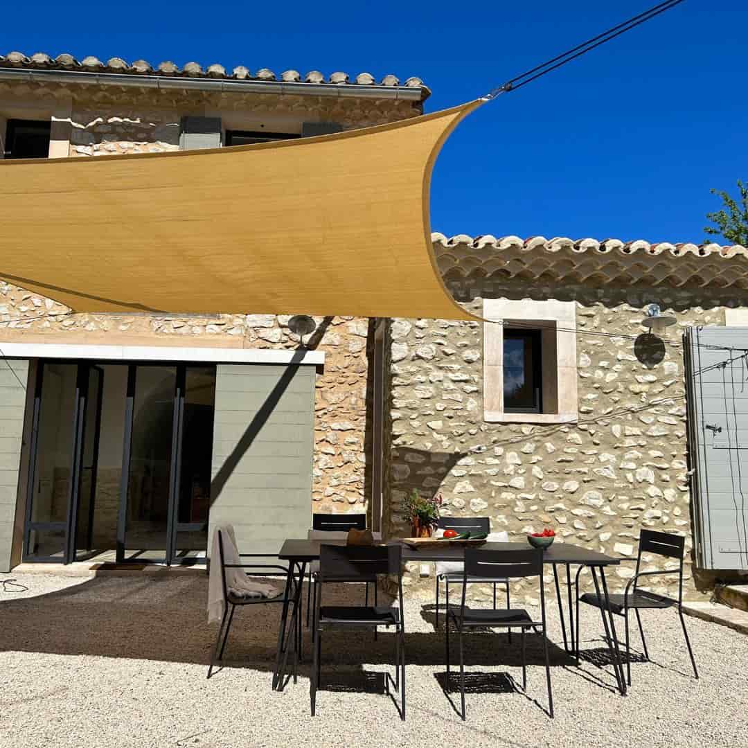 Toile de terrasse pour ombrager sans autorisation et accroché sur un mat pour voile d’ombrage