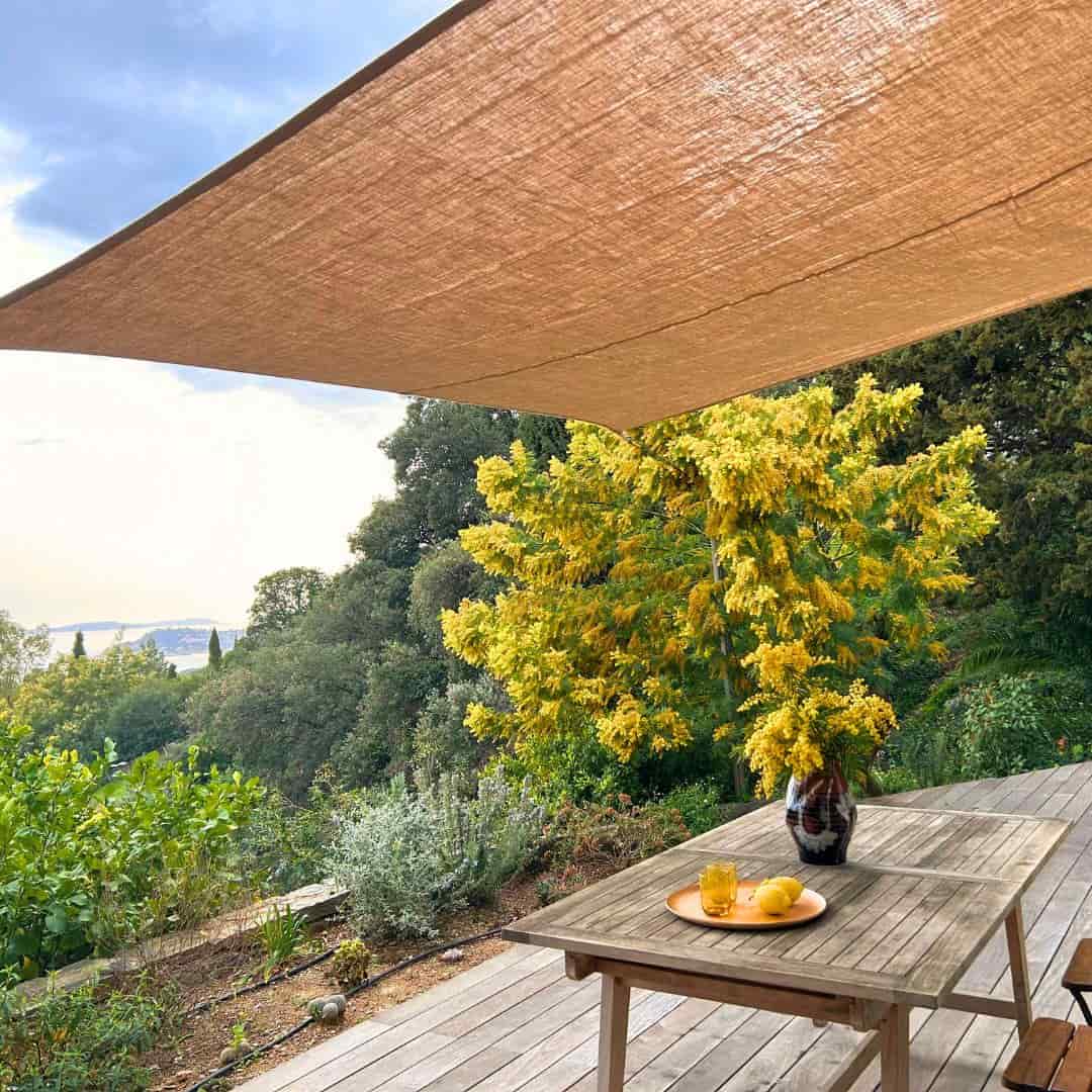 Toile de jute ombrage sur une terrasse en bois pour déco extérieure terrasse