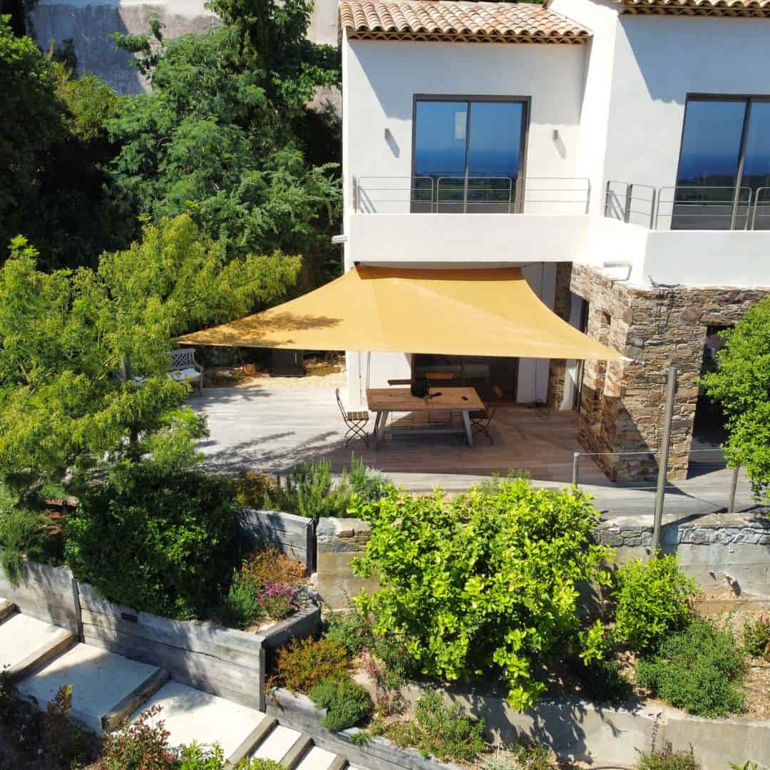 Mat pour voile ombrage dans une terrasse aménagée