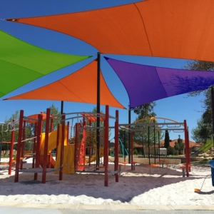 Voile d'ombrage imperméable triangulaire dans une plage