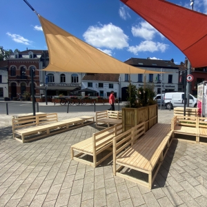 Voile ajourée triangle sur la place d'une ville