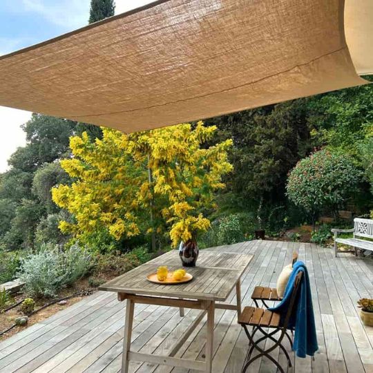 Toile d'ombrage ajourée pour pergola fixée sur structure en bois pour terrasse provençale
