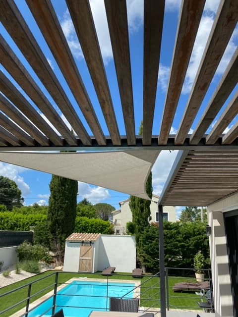 Voile d'ombrage triangle ajourée pour piscine et terrasse extérieure