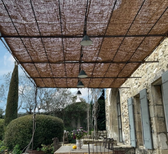 Toile coco ombrage sur pergola métallique