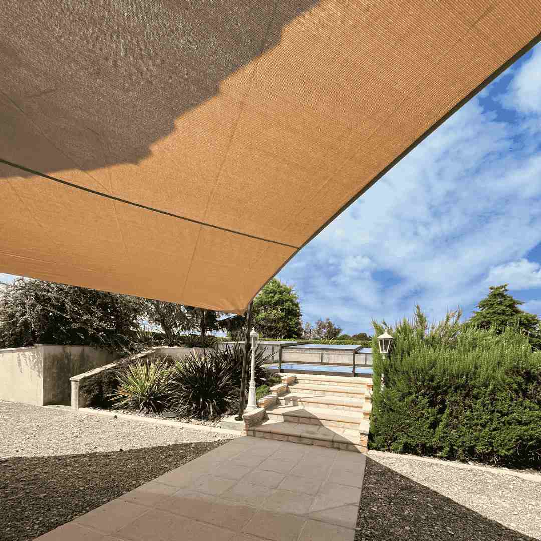 Sécuriser les aires de jeux avec des fixations pour voiles d'ombrage